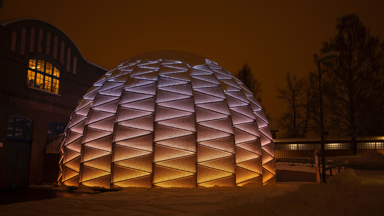 Foto av Curiosums domteater ljussatt på kvällen