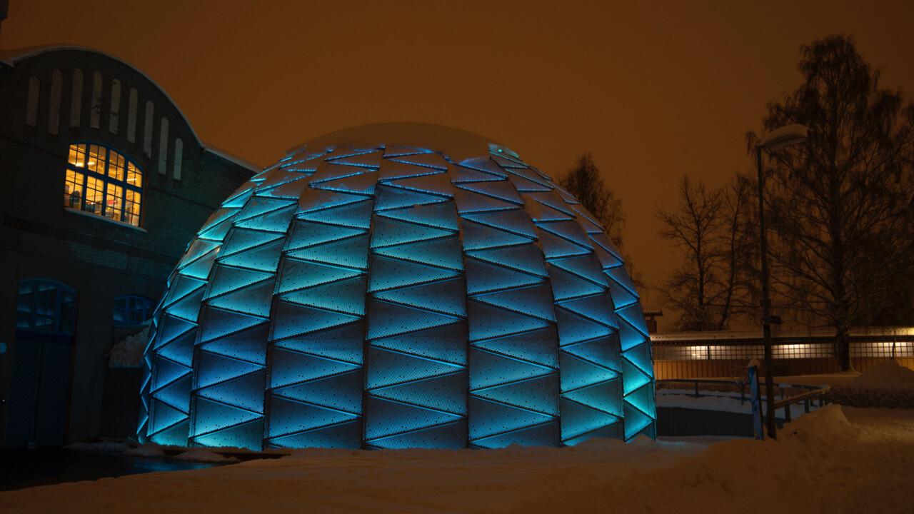 Bild av Curiosums domteater ljussatt på kvällen