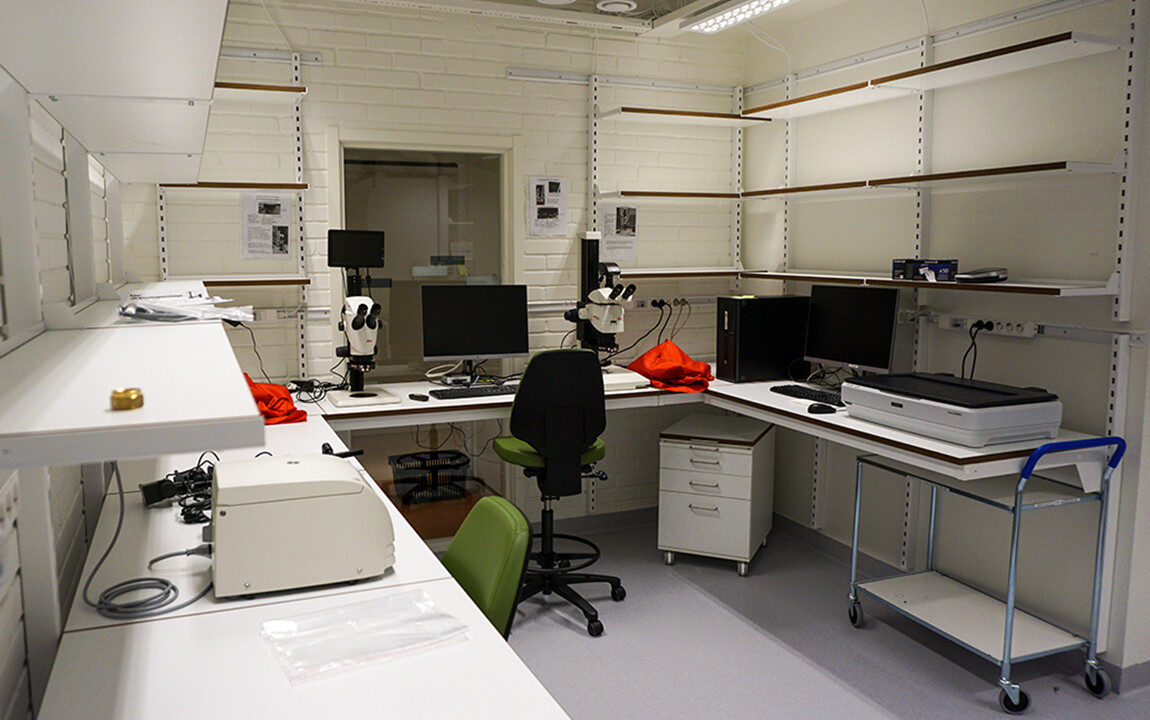 Fotostation med två stereomikroskop rakt fram och en skanner på högre sida