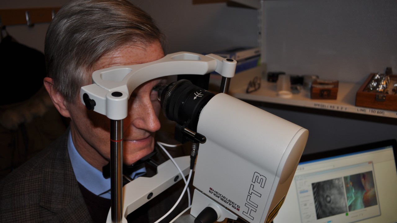 Patient undersöks med ögonmikroskop.
