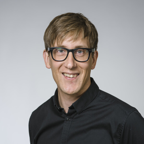 Porträtt av Rikard Eriksson, professor i kulturgeografi med inriktning mot ekonomisk geografi, Institutionen för geografi och ekonomisk historia, Umeå universitet.