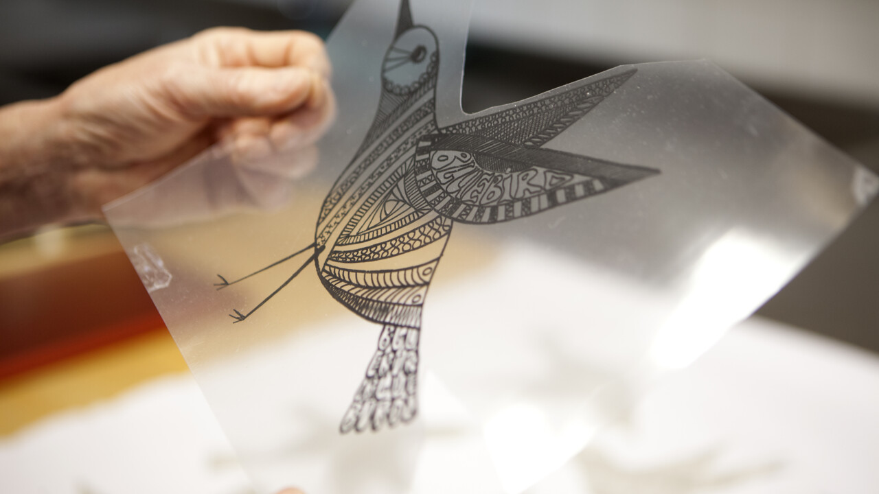 Någon håller i en bild