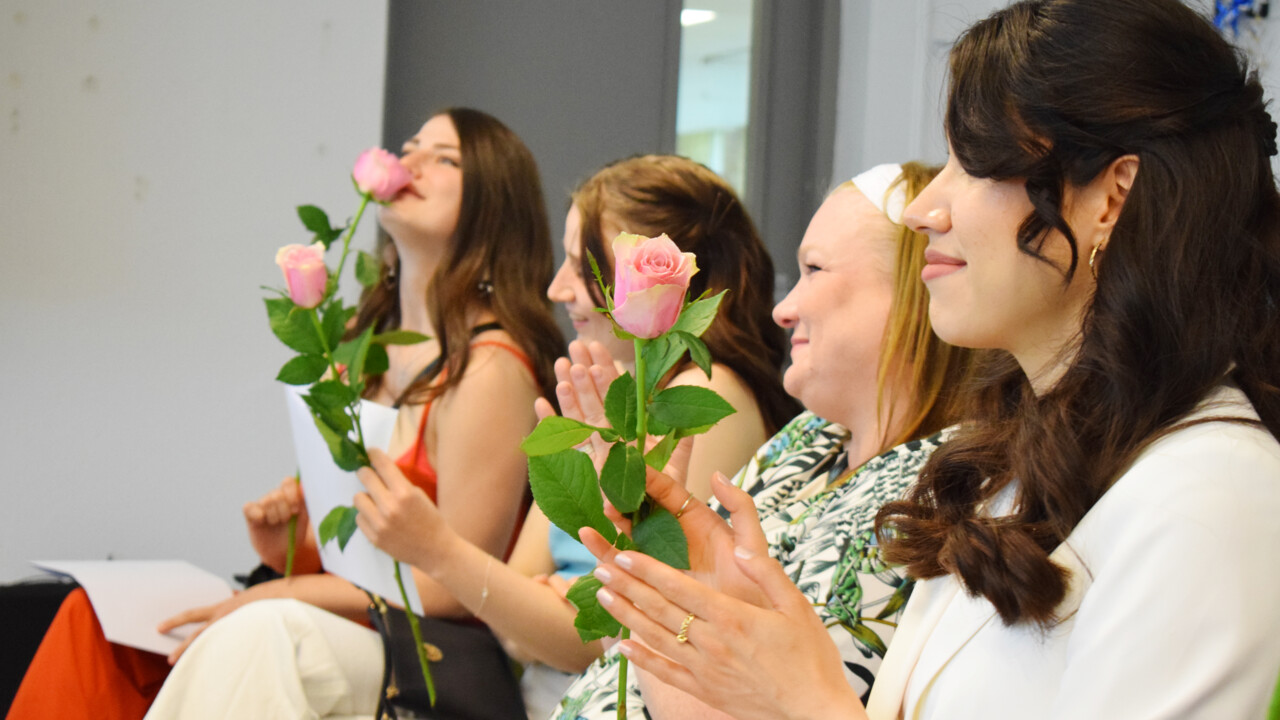 Studenterna Clara Eriksson, Teresa Linnarsson, Susan Laitila och Sahra Hosseini vid examensceremonin. Foto: Benjamin Wahlberg.