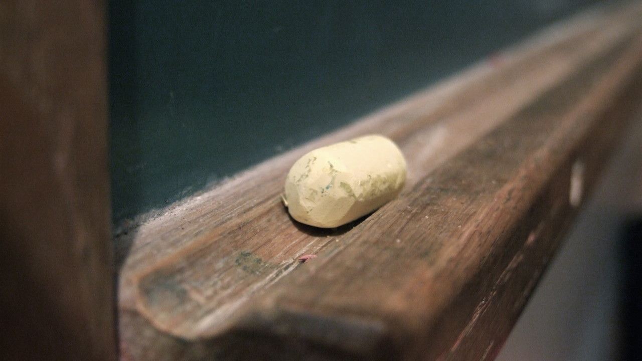 Detaljbild på en äldre griffeltavla i skolmiljö