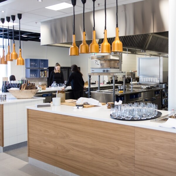 Interiör från forskningsrestaurangen med två studenter som arbetar. 