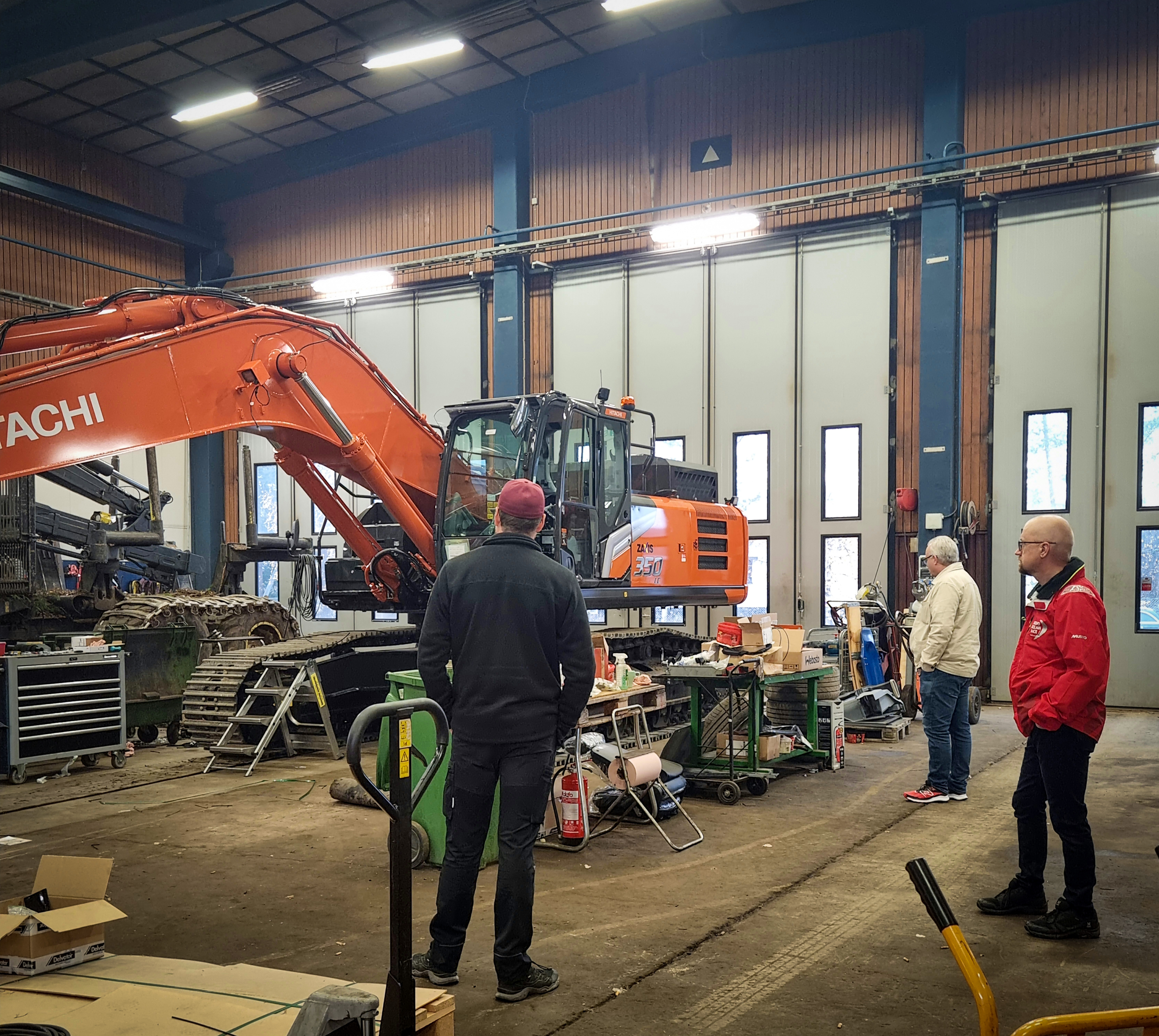 Johan Andersson, Överkalix Maskinstation AB tillsammans med Mats Johansson, Institutionen för datavetenskap och Ulf Hedestig, Institutionen för informatik. 