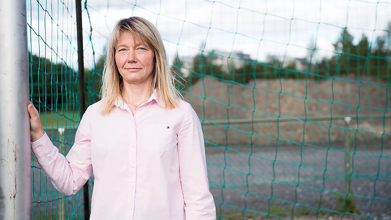 Inger Eliasson vid ett fotbollsmål