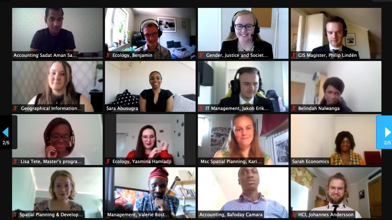 Foto av några av studenterna som deltog vid Graduation Ceremony 2021