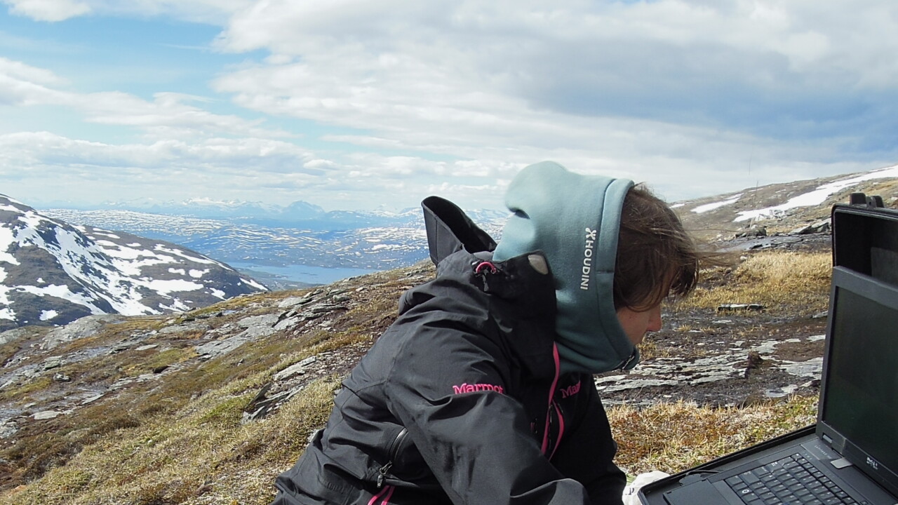 Gesche Blume-Werry, CIRC, outside by a computer