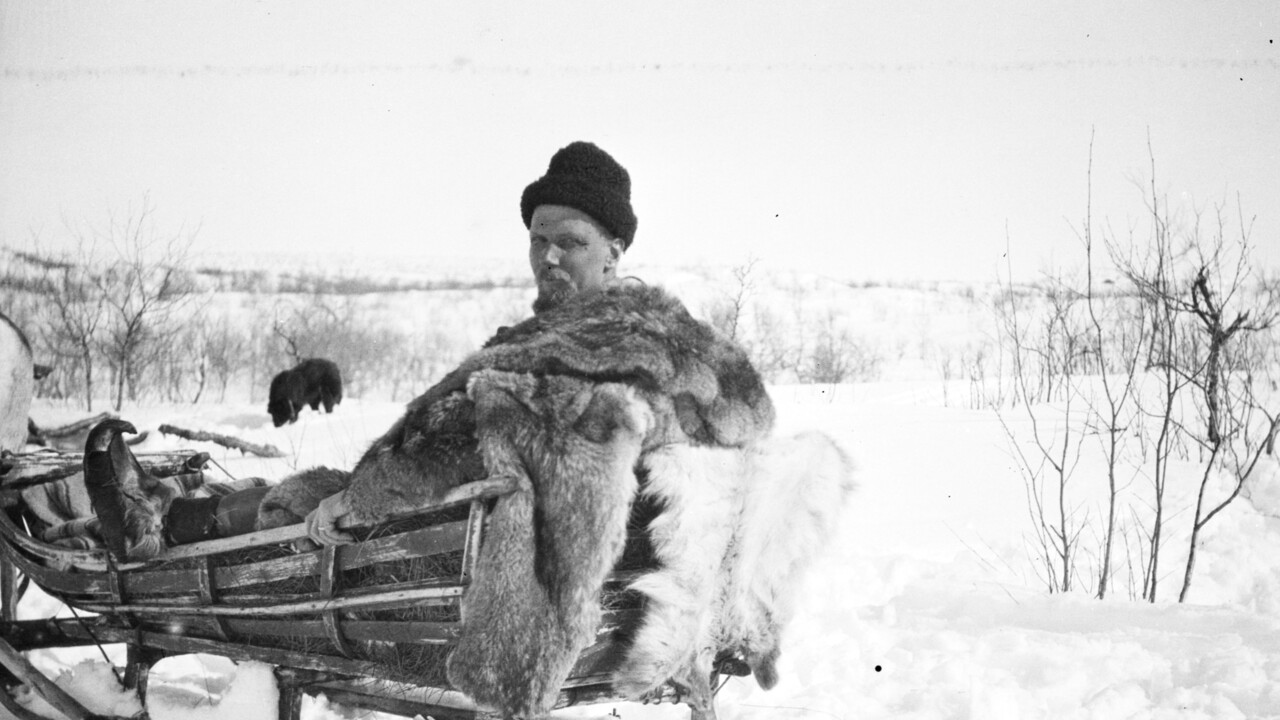 Gustaf Hallström åker släde över vinterlandskap
