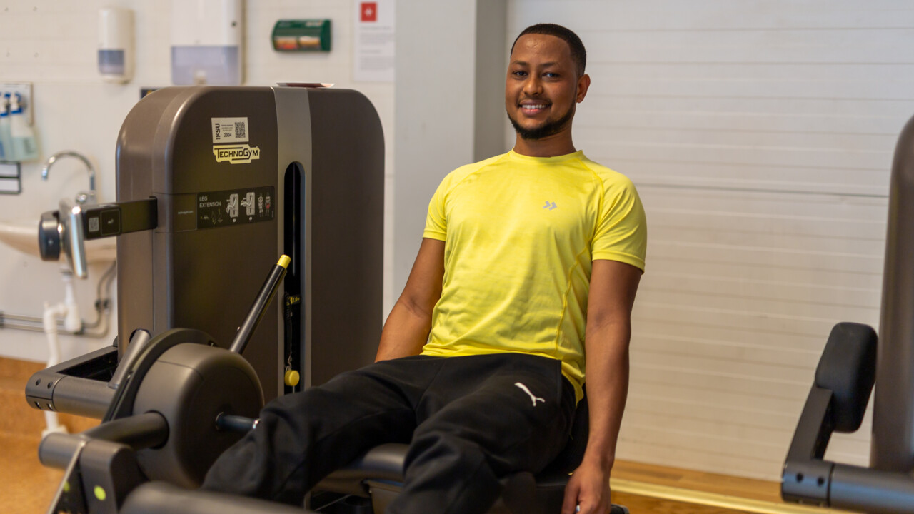 Person som tränar på gym.