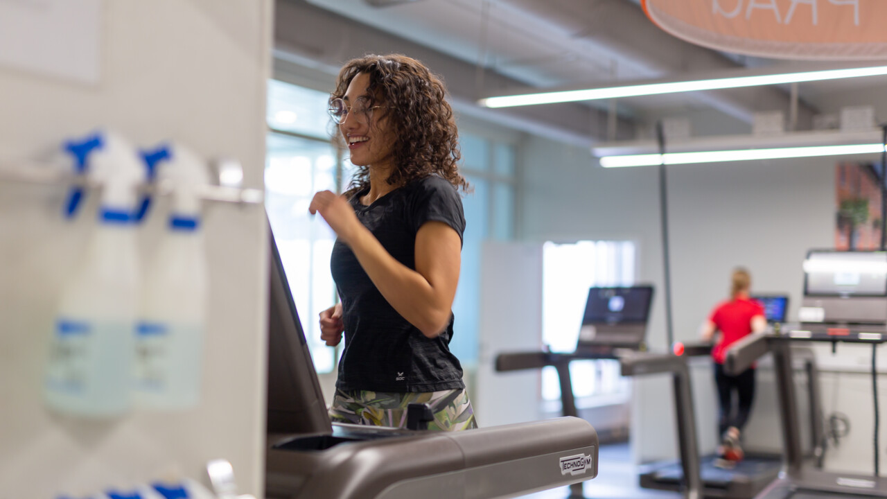 Person som tränar på gym.