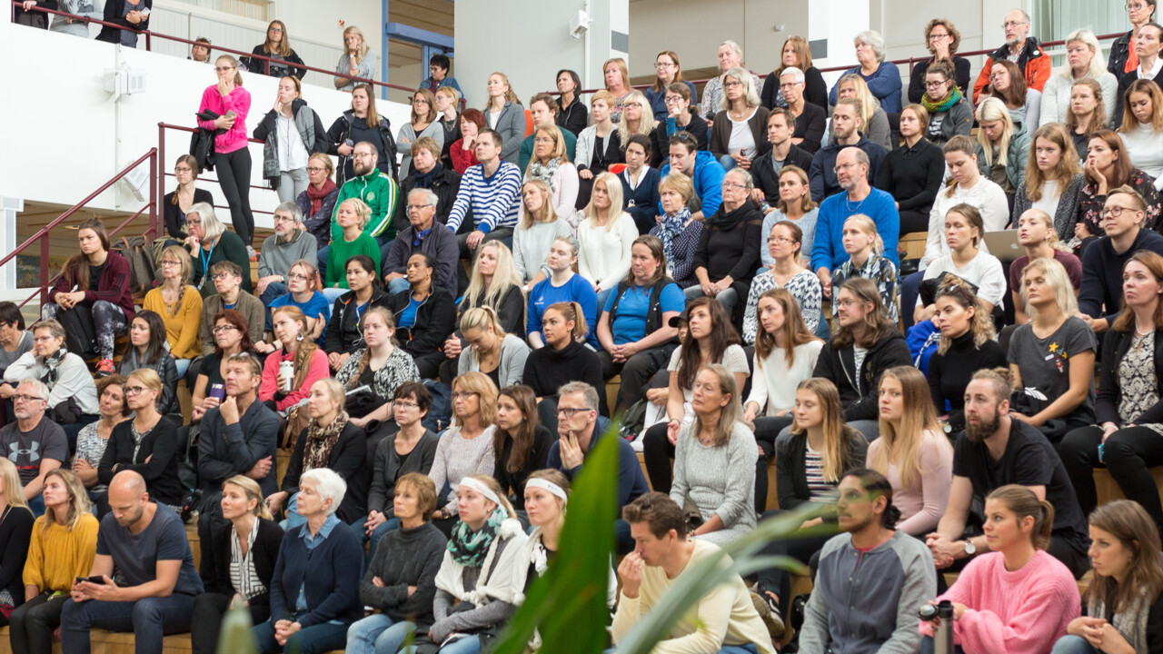 Deltagare motionerar vid Hälsans dag på campus september 2018.