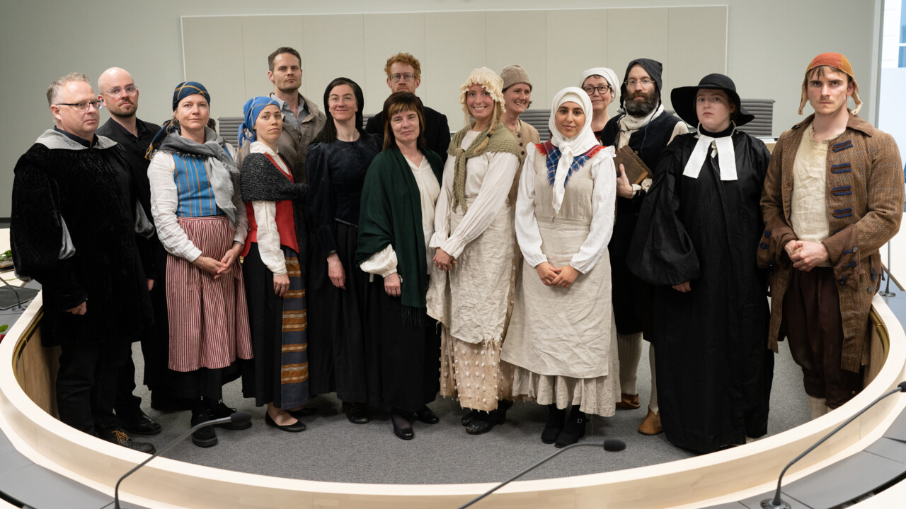 Gruppbild: Medverkande i det historiska rättegångsspelet. Från vänster: Robert Lindberg, Erik Jonsson, Ulrika Sturk, Josefine Gellwar Madsen, Mattias Brandt, Kristina Sturk, Anders Sturk Steinwall (samtliga körmedlemmar), Görel Granström (föreläsare), Ebba Broman (pigan Karin Larsdotter), Fanny Holm (nämndemannen Per Mårtensson),  Alma Al-Ghawaleb (fröken Märta Jonsdotter), Karin Lundholm (körmedlem), Jan Leidö (domaren Olof Swensson), Lisa Norenius (stadspredikanten Seger Nenzelius), Alfred Wittboldt (tobaksinspektören Petter Rokman).