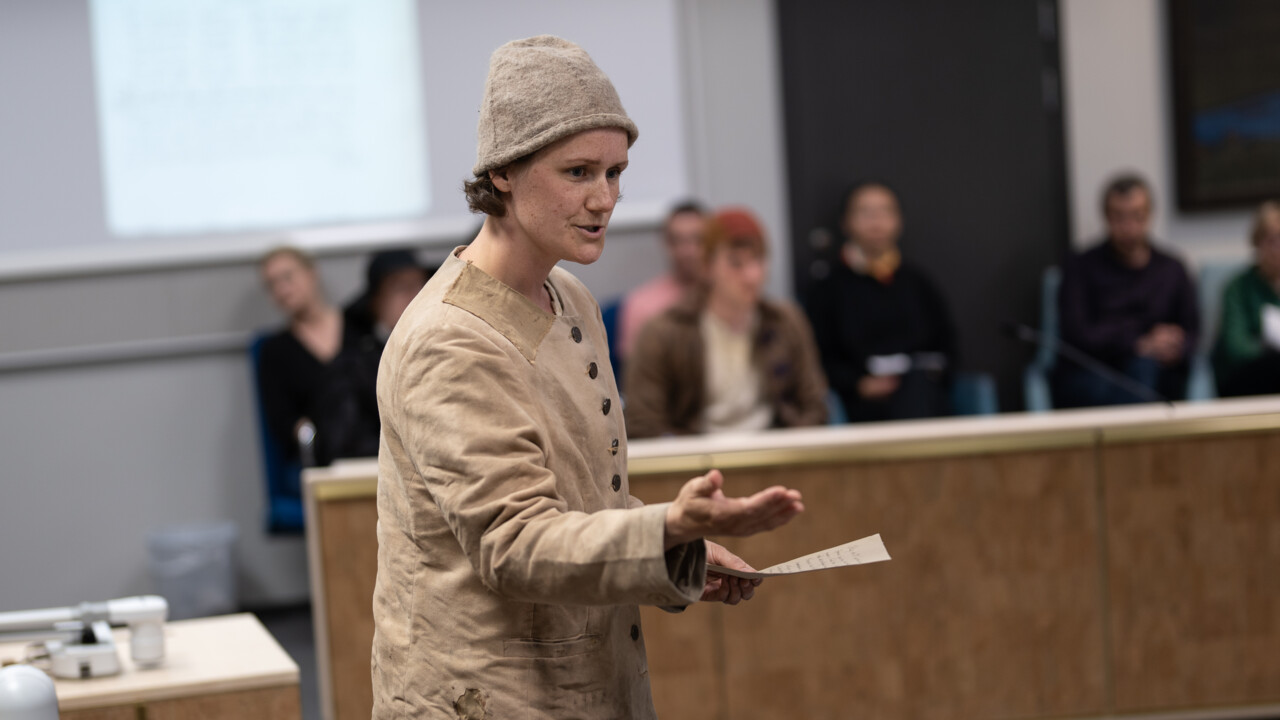 Fanny Holm, universitetslektor vid Juridiska institutionen, spelade nämndemannen Per Mårtensson.