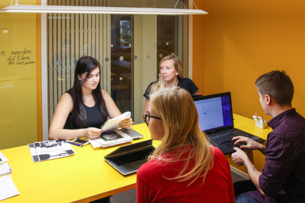 Studenter som pluggar kring ett bord.