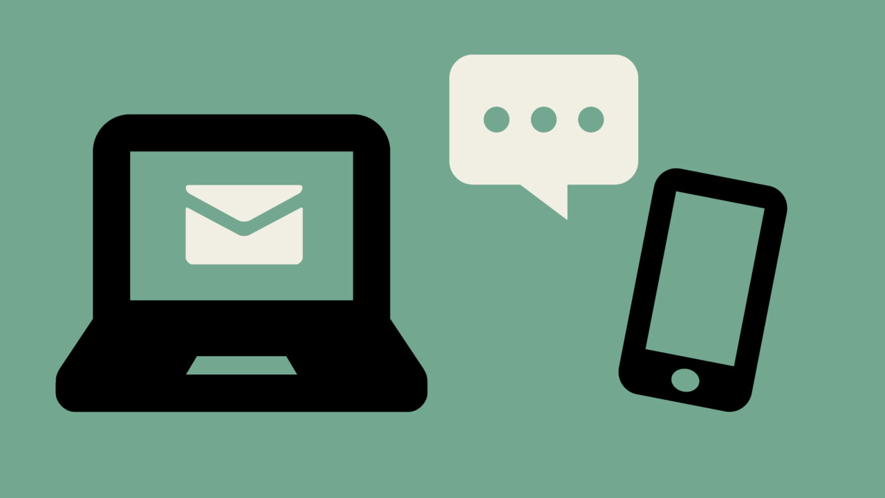 En laptop och en mobiltelefon på grön bakgrund