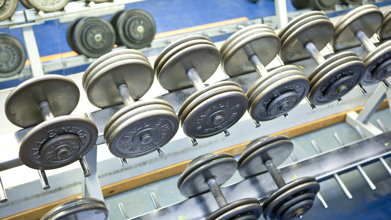 Bild på hantlar i gym 