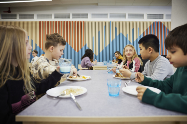 Elever äter skollunch.