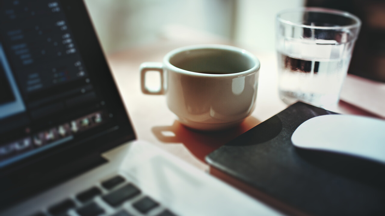 dator och kaffekopp
