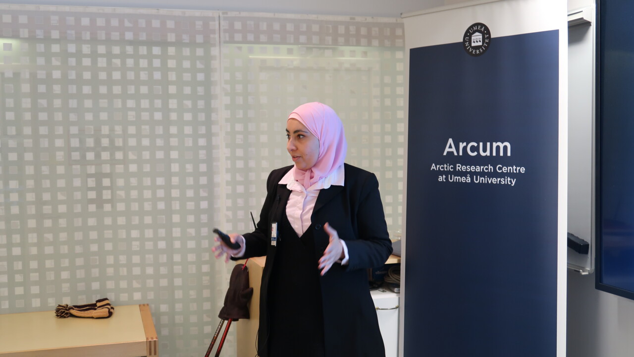 Dalia Abdelfattah står och förklarar ett koncept framför en Arcum-rollup.