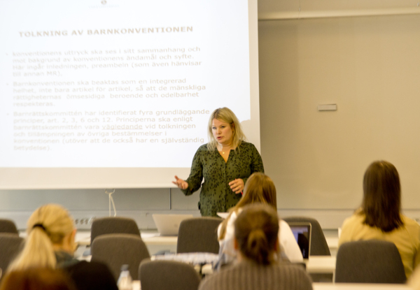 Maria Forsman undervisar på kursen barnrätt.