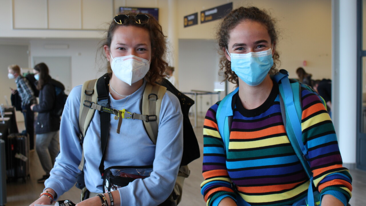 Pascalle van den Heuvel and Theresa König at the aiprort in Umeå.