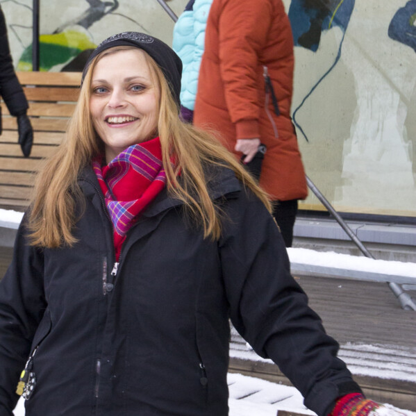 Foto av Ida Asplund som spikar sin avhandling.