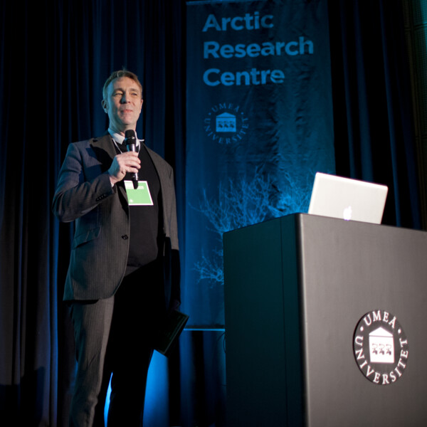 Peter Sköld talar vid invigningen av Arcum