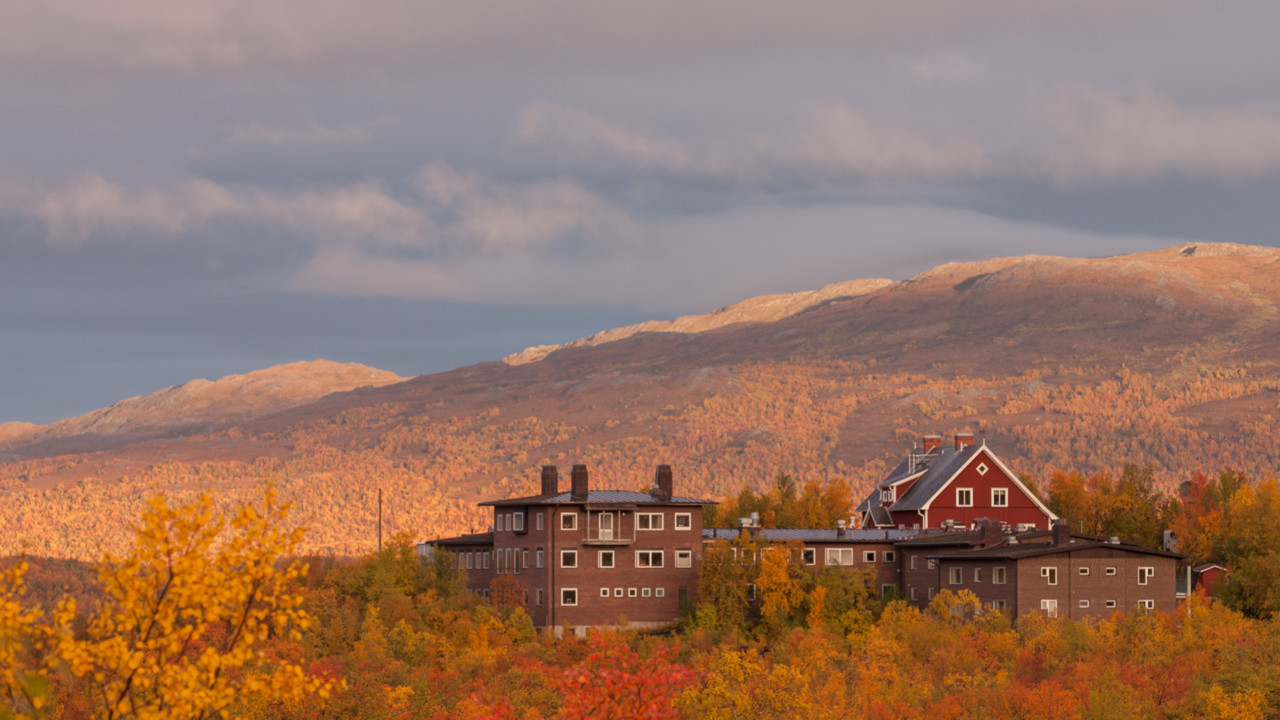 Abisko naturvetenskapliga station och fjällen i bakgrunden.