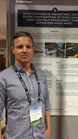 Jonas Aléx framför sin forskningsaffisch, vid konferens i Brisbane 2019.