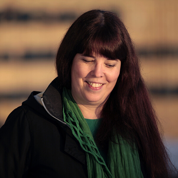 En närbild av Jenny Eklöf utomhus 