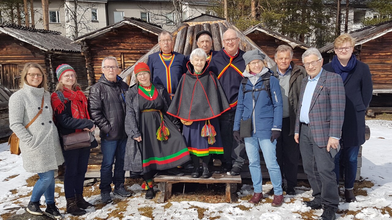 Några av seminariets deltagare samlade vid Karin Stenbergs kåta