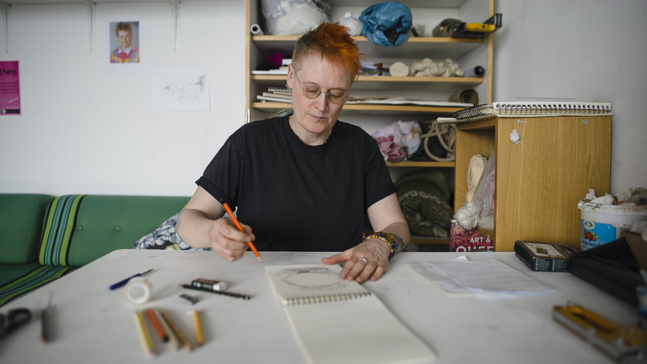 KC-veckan Studenten Jo Öqvist arbetar med sitt examensarbete inför utställningar på Bildmuseet. Hen tar masterexamen från Konsthögskolan vt-23.
