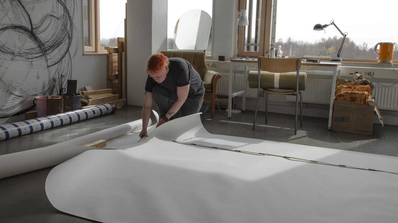 KC-veckan Studenten Jo Öqvist arbetar med sitt examensarbete inför utställningar på Bildmuseet. Hen tar masterexamen från Konsthögskolan vt-23.