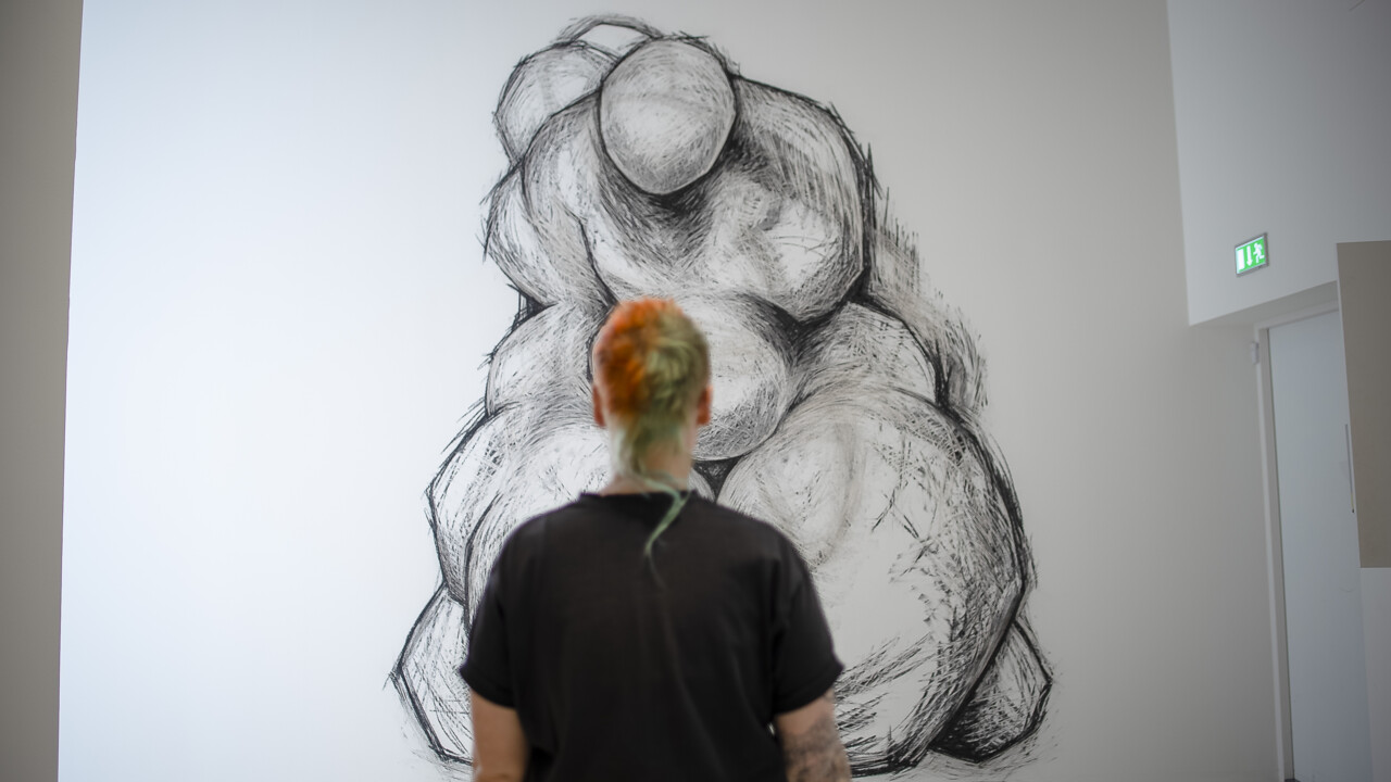 KC-veckan Studenten Jo Öqvist arbetar med sitt examensarbete inför utställningar på Bildmuseet. Hen tar masterexamen från Konsthögskolan vt-23.