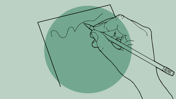 Hand med penna som skriver på ett papper.