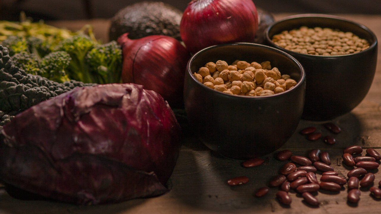 Nyttiga råvaror på bord.