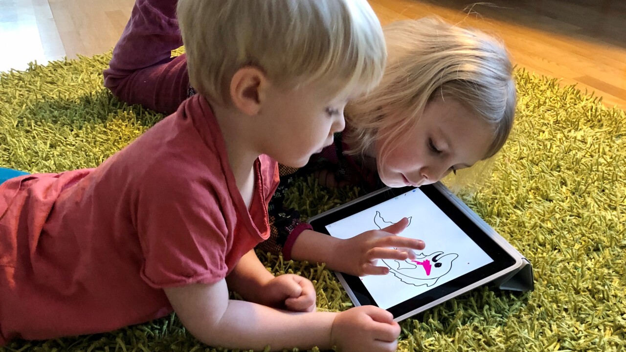 Barn med surfplatta