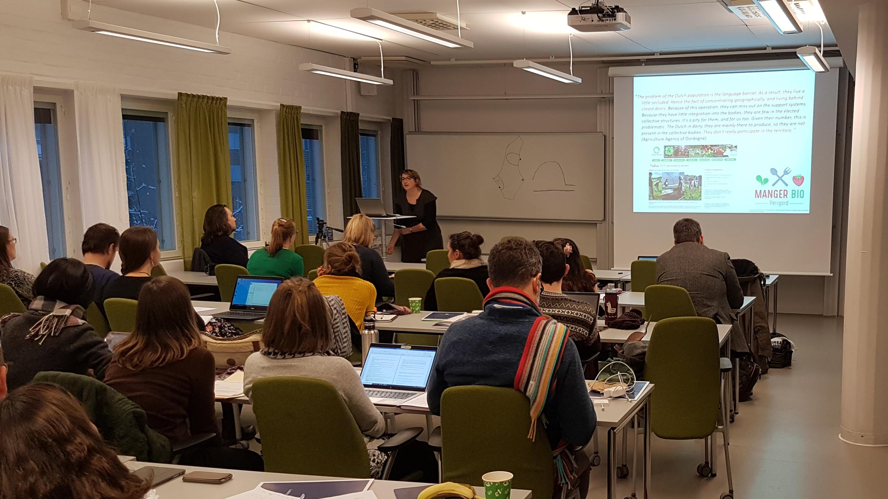 Seminariesal fylld med gäster som lyssnar på ett föredrag