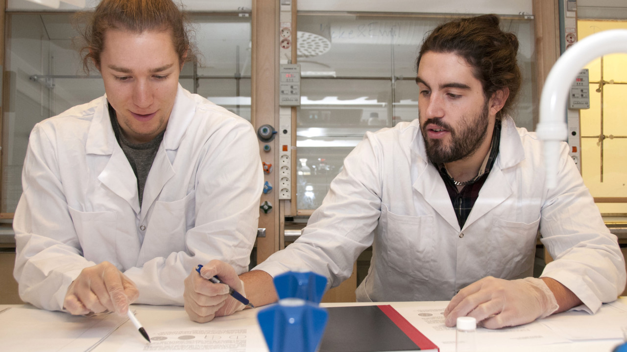 Bild på studenterna Emil Johansson och Mikael Långström i labbet.