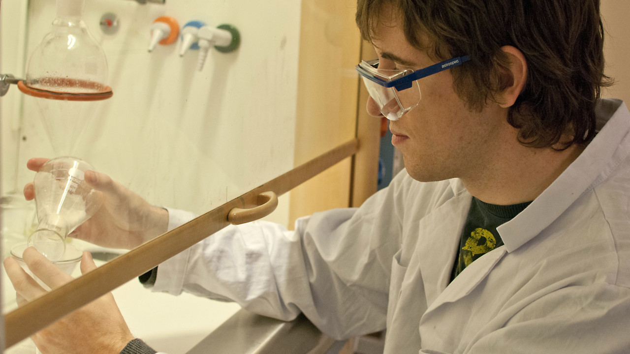 Bild på Donal Barrett, student, vid dragskåp