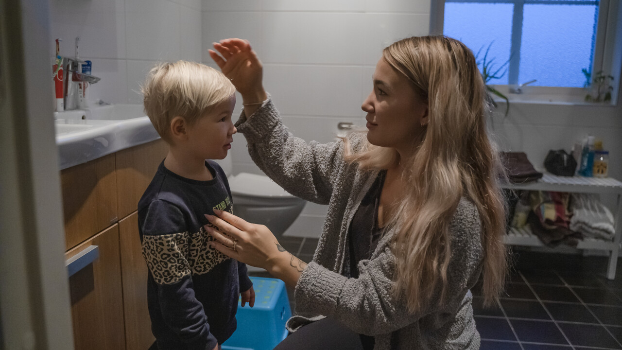 Studenten Lovisa From kammar sin son inne i ett badrum.