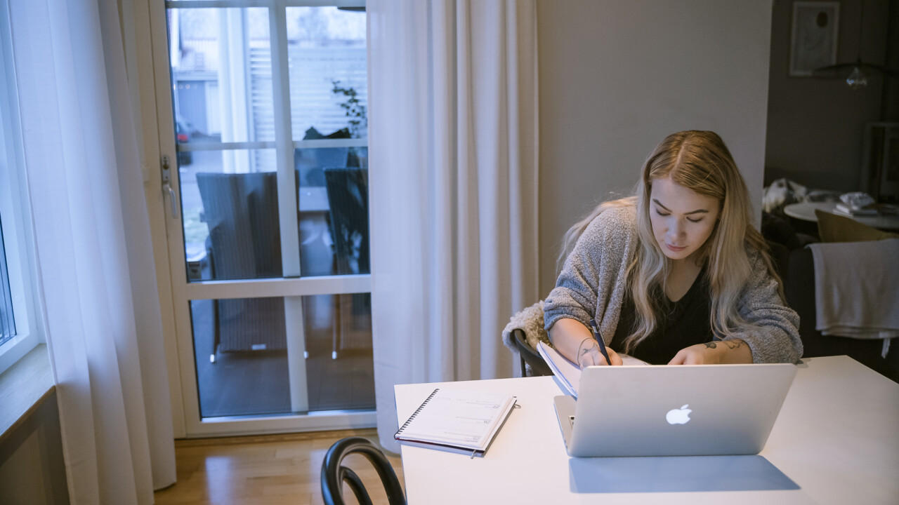 Bild på studenten Lovisa From som sitter vid sin dator och studerar.
