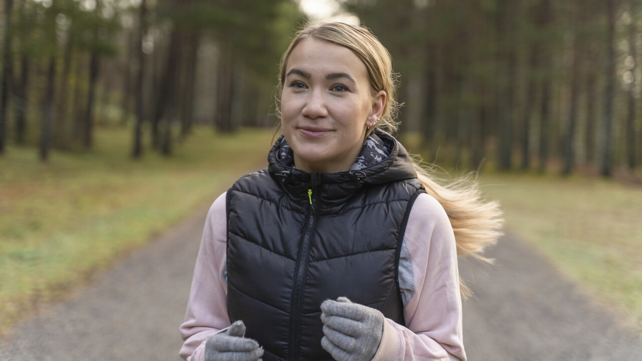 Bild på studenten Lovisa From som springer vid älven.