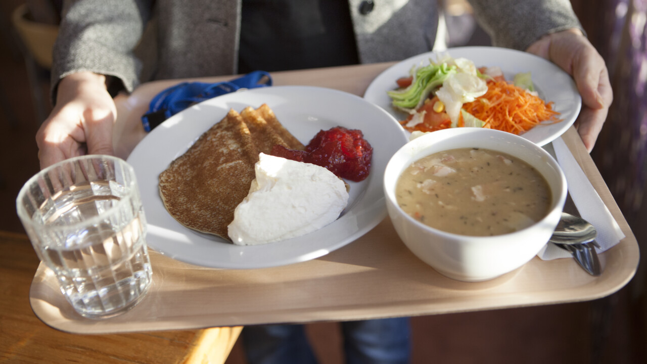 Lunchbricka med ärtsoppa och pannkakor