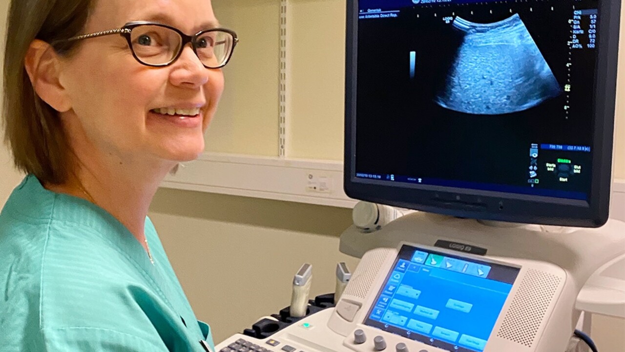 Marie Byenfeldt vid ultraljudsapparat