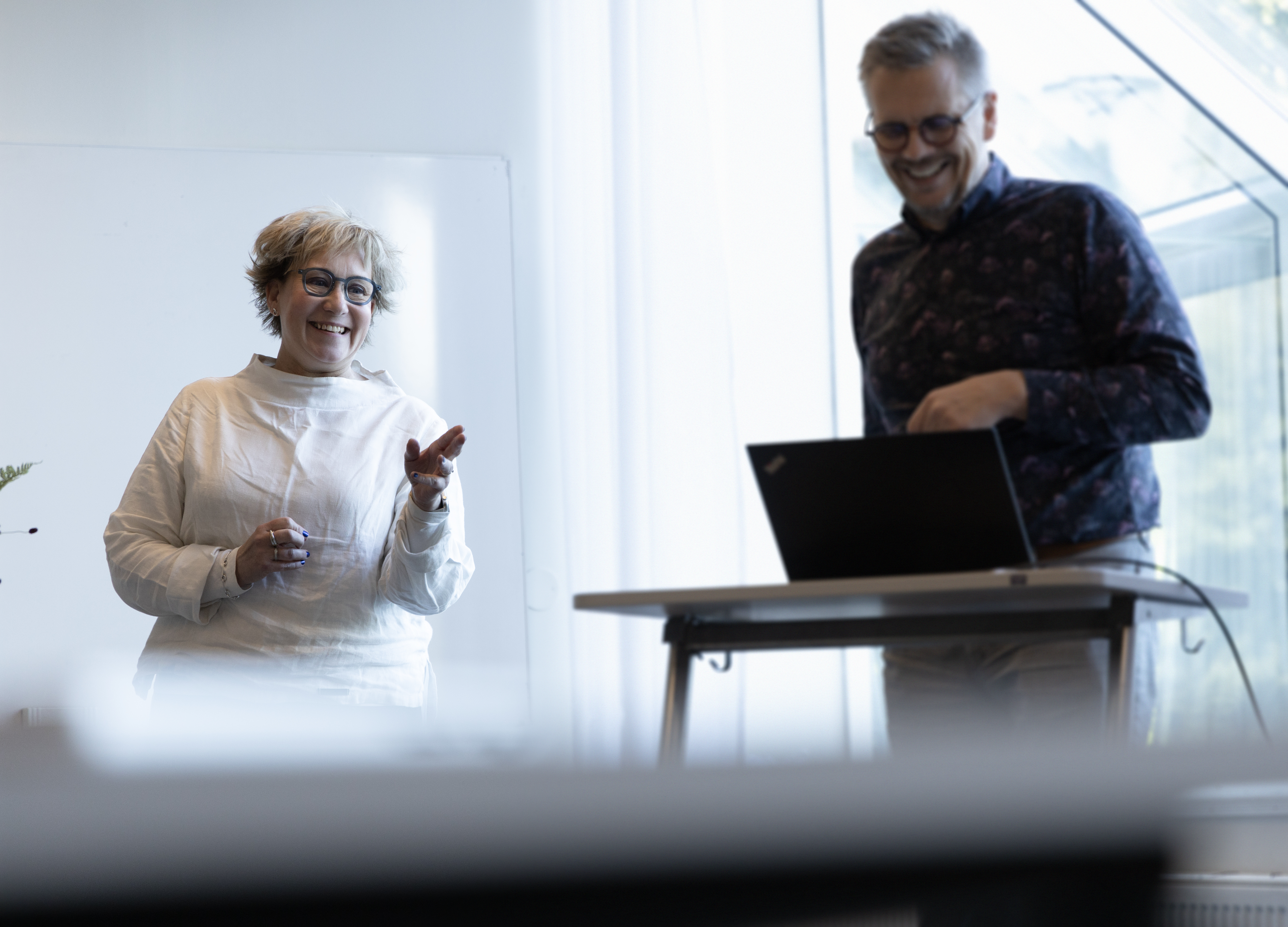 Mia Porko-Hudd och Juha Hartvik presenterar vid slöjdseminarie den 13/9 2023 