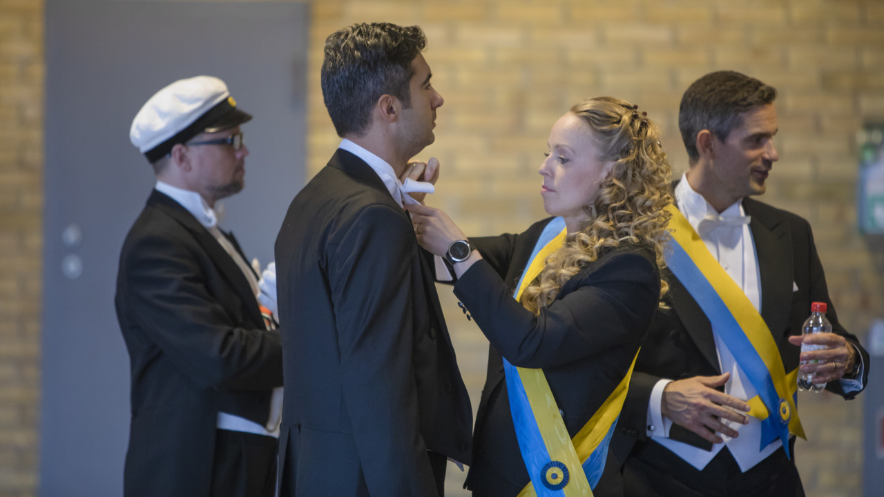 Gäster som minglar före och efter ceremonin vid Årshögtiden 2018.