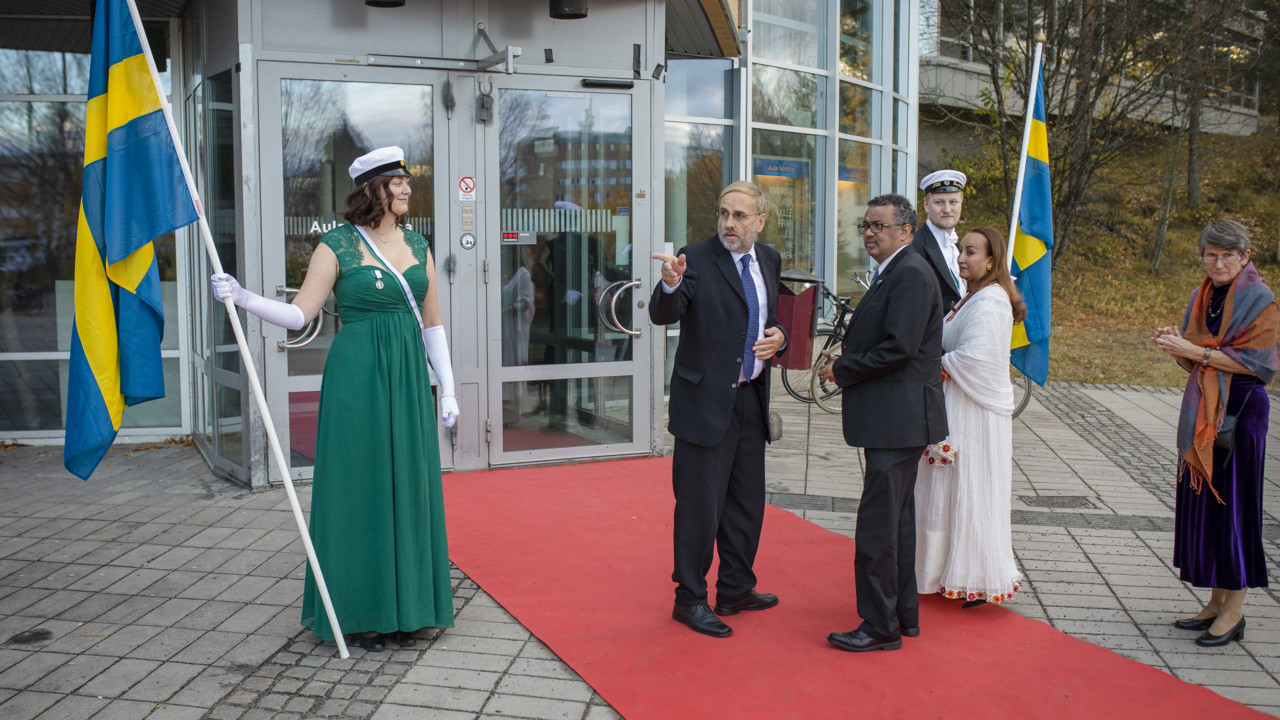 Gäster som minglar före och efter ceremonin vid Årshögtiden 2018.
